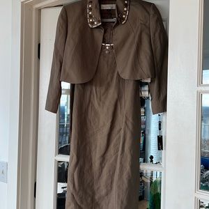 Unworn Tahari summer suit dress (blazer + dress) with neck detail size 10